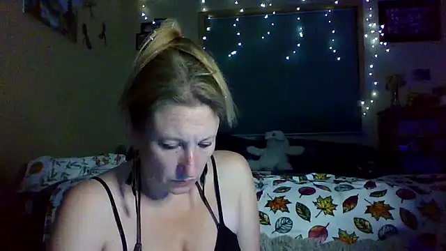 lilyhornyhousewife online show from 09/28/25, 10:42
