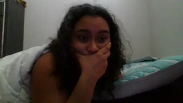 Snapshot of cinnaminnie chatting on 11/15/25, 04:47 cinnaminnie online show from 11/15/25, 04:47