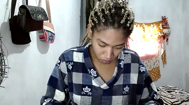 Snapshot of miriam775 chatting on 01/28/25, 01:05 miriam775 online show from 01/28/25, 01:05