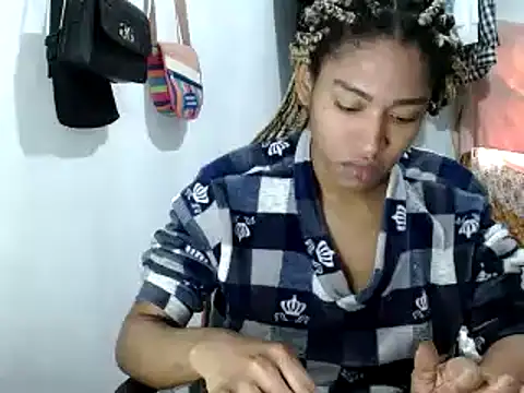 Snapshot of miriam775 chatting on 02/09/25, 04:18 miriam775 online show from 02/09/25, 04:18