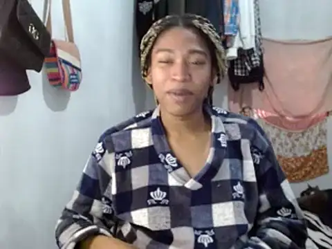 Snapshot of miriam775 chatting on 02/14/25, 03:15 miriam775 online show from 02/14/25, 03:15