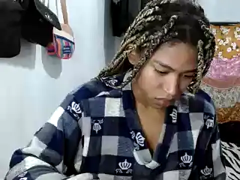 Snapshot of miriam775 chatting on 02/19/25, 12:00 miriam775 online show from 02/19/25, 12:00