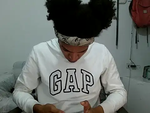 Snapshot of miriam775 chatting on 09/30/25, 10:42 miriam775 online show from 09/30/25, 10:42