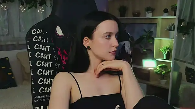 Snapshot of KiraLiLime chatting on 03/18/25, 09:21 KiraLiLime online show from 03/18/25, 09:21