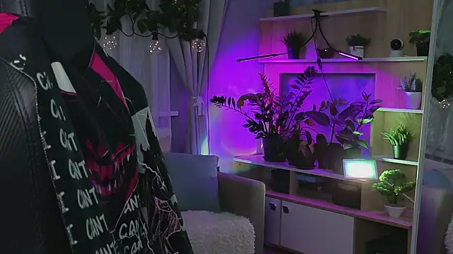 Snapshot of KiraLiLime chatting on 03/19/25, 09:27 KiraLiLime online show from 03/19/25, 09:27