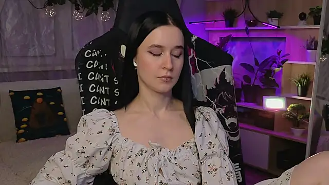 Snapshot of KiraLiLime chatting on 03/22/25, 09:42 KiraLiLime online show from 03/22/25, 09:42