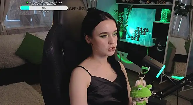 Snapshot of KiraLiLime chatting on 09/26/25, 02:43 KiraLiLime online show from 09/26/25, 02:43