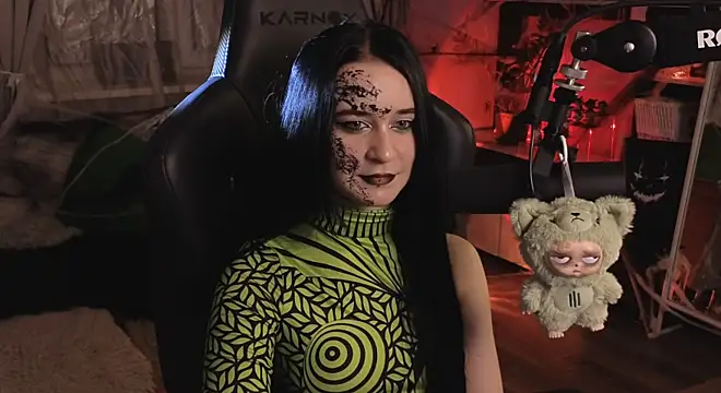 Snapshot of KiraLiLime chatting on 10/31/25, 04:30 KiraLiLime online show from 10/31/25, 04:30