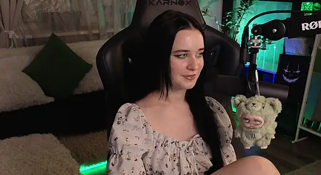 Snapshot of KiraLiLime chatting on 11/04/25, 10:20 KiraLiLime online show from 11/04/25, 10:20