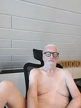 Snapshot of Greyhound70 chatting on 11/12/25, 10:04 Greyhound70 online show from 11/12/25, 10:04