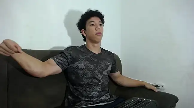 Snapshot of ethan_noir chatting on 02/25/25, 09:24 ethan noir online show from 02/25/25, 09:24