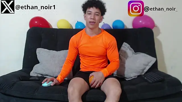 Snapshot of ethan_noir chatting on 03/20/25, 08:19 ethan noir online show from 03/20/25, 08:19