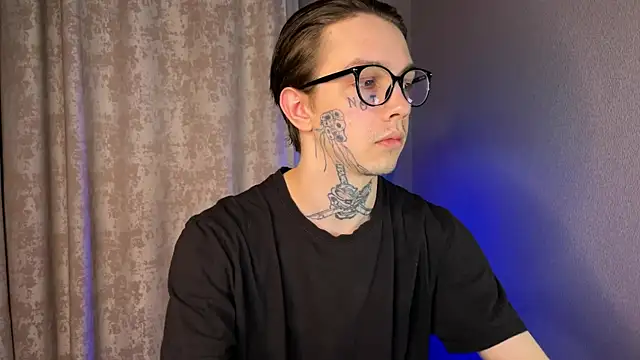 Snapshot of anahori__simon chatting on 02/18/25, 04:37 anahori simon online show from 02/18/25, 04:37