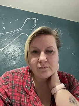 Snapshot of CuteHanna chatting on 12/18/25, 08:31 CuteHanna online show from 12/18/25, 08:31