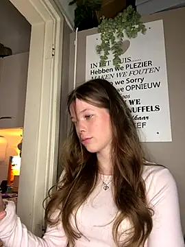 Snapshot of sophiamlf chatting on 12/15/25, 07:29 sophiamlf online show from 12/15/25, 07:29