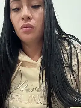 Snapshot of Sara_luna_ chatting on 11/27/25, 12:02 Sara luna online show from 11/27/25, 12:02