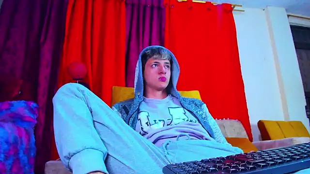 GabyThoms online show from 02/03/25, 04:14