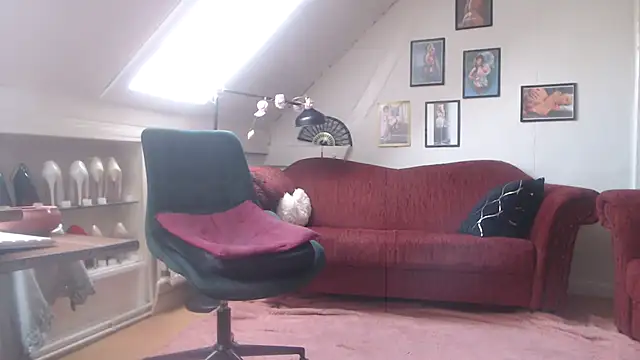 Snapshot of GinaBlonde chatting on 03/08/25, 01:25 GinaBlonde online show from 03/08/25, 01:25