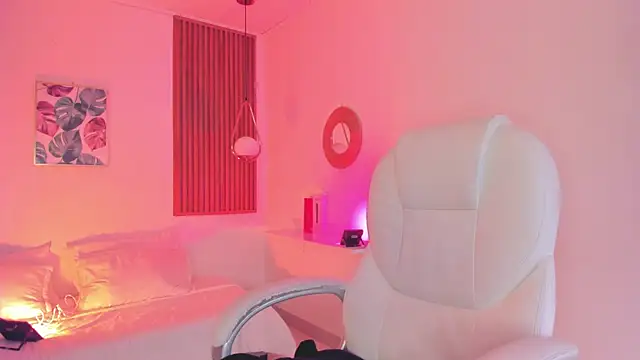 Snapshot of TiffanyWright chatting on 10/04/25, 12:58 TiffanyWright online show from 10/04/25, 12:58