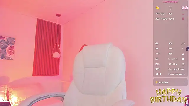 Snapshot of TiffanyWright chatting on 10/20/25, 12:16 TiffanyWright online show from 10/20/25, 12:16