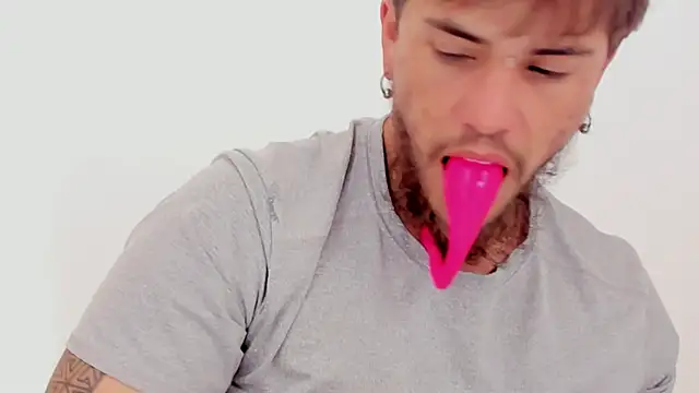 Snapshot of Beard_xox chatting on 10/13/25, 09:04 Beard xox online show from 10/13/25, 09:04