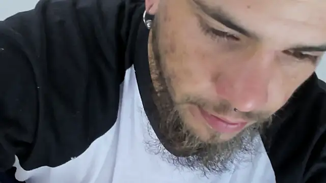 Snapshot of Beard_xox chatting on 10/24/25, 09:11 Beard xox online show from 10/24/25, 09:11