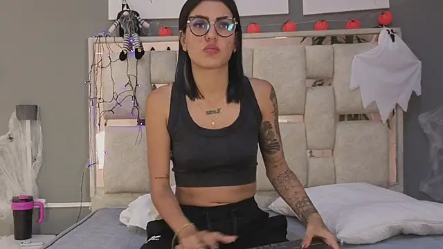 Snapshot of Saraa_lov chatting on 10/25/25, 03:14 Saraa lov online show from 10/25/25, 03:14