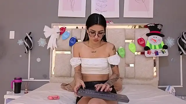 Snapshot of Saraa_lov chatting on 12/05/25, 03:04 Saraa lov online show from 12/05/25, 03:04