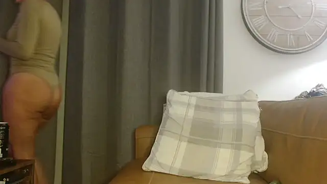 Snapshot of UKSYDNEYFOX chatting on 01/23/25, 08:35 UKSYDNEYFOX online show from 01/23/25, 08:35