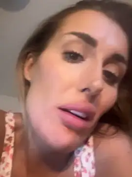 Snapshot of UKSYDNEYFOX chatting on 02/19/25, 09:47 UKSYDNEYFOX online show from 02/19/25, 09:47