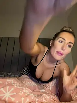 Snapshot of UKSYDNEYFOX chatting on 02/21/25, 09:43 UKSYDNEYFOX online show from 02/21/25, 09:43