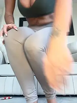 Snapshot of UKSYDNEYFOX chatting on 02/24/25, 12:59 UKSYDNEYFOX online show from 02/24/25, 12:59