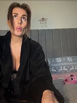 Snapshot of UKSYDNEYFOX chatting on 03/05/25, 03:07 UKSYDNEYFOX online show from 03/05/25, 03:07