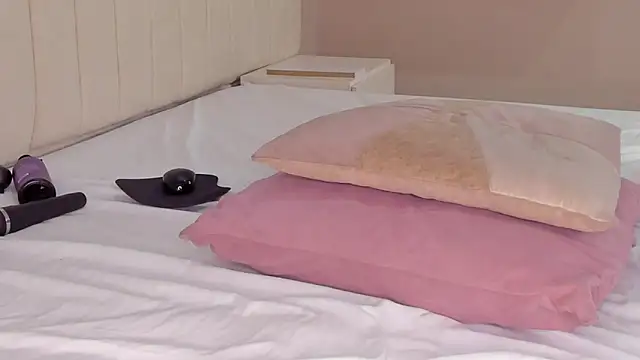 Littleolivia  online show from 02/25/25, 07:47