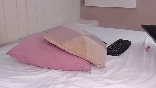 Littleolivia  online show from 03/15/25, 07:48