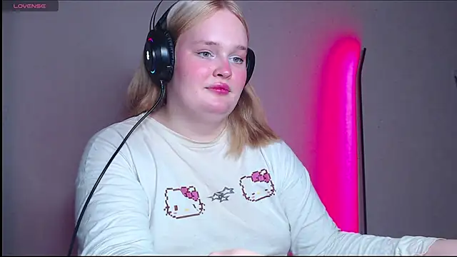 Snapshot of rozzhaos8 chatting on 10/31/25, 05:25 rozzhaos8 online show from 10/31/25, 05:25