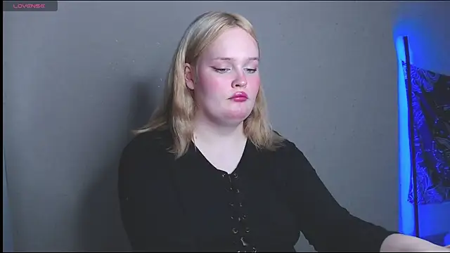 Snapshot of rozzhaos8 chatting on 11/11/25, 07:03 rozzhaos8 online show from 11/11/25, 07:03