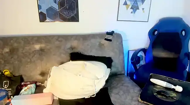 mia foxts online show from 02/03/25, 05:40