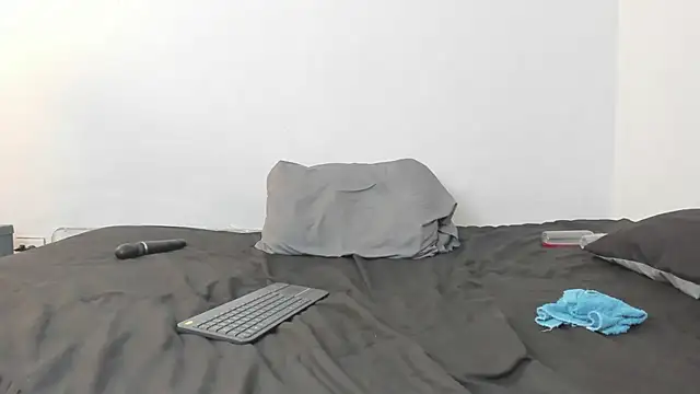 Snapshot of evanandsunny chatting on 12/13/24, 06:16 evanandsunny online show from 12/13/24, 06:16