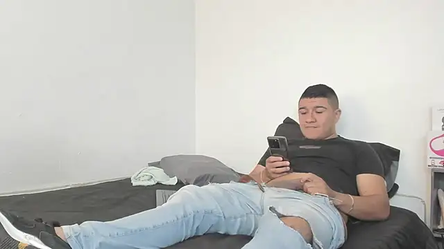 Snapshot of evanandsunny chatting on 12/16/24, 04:16 evanandsunny online show from 12/16/24, 04:16