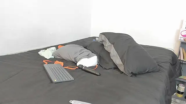 Snapshot of evanandsunny chatting on 12/16/24, 07:21 evanandsunny online show from 12/16/24, 07:21