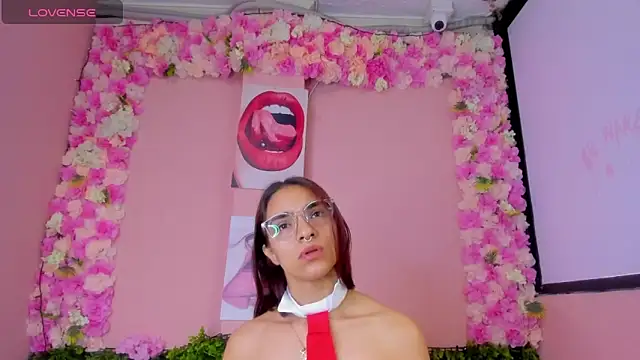 Scarlet Red  online show from 03/16/25, 12:33