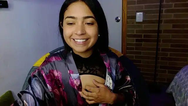 Snapshot of helenacyruss chatting on 11/05/25, 02:06 helenacyruss online show from 11/05/25, 02:06