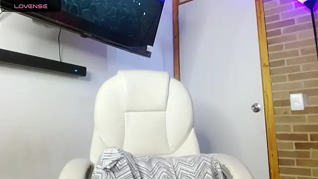 Snapshot of helenacyruss chatting on 11/22/25, 02:27 helenacyruss online show from 11/22/25, 02:27