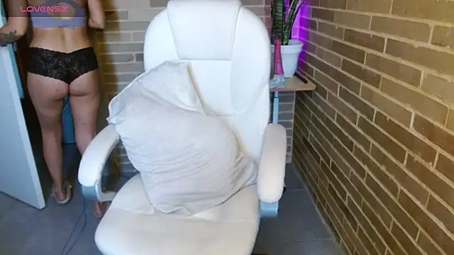 Snapshot of helenacyruss chatting on 12/16/25, 02:22 helenacyruss online show from 12/16/25, 02:22