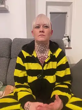 Snapshot of poussichienne chatting on 12/15/24, 08:15 poussichienne online show from 12/15/24, 08:15