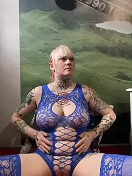 Snapshot of poussichienne chatting on 02/04/25, 12:22 poussichienne online show from 02/04/25, 12:22