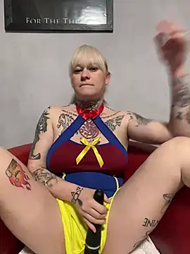 Snapshot of poussichienne chatting on 02/12/25, 12:44 poussichienne online show from 02/12/25, 12:44