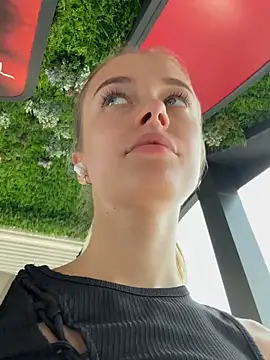 Snapshot of enjoy_my_beauty chatting on 01/13/25, 04:39 enjoy my beauty online show from 01/13/25, 04:39