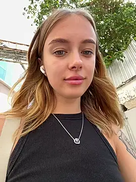 Snapshot of enjoy_my_beauty chatting on 01/19/25, 04:44 enjoy my beauty online show from 01/19/25, 04:44